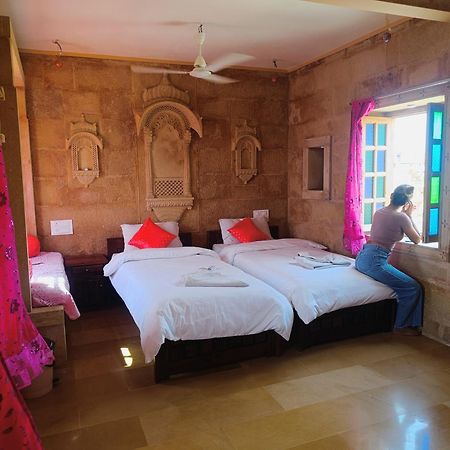 Mud Mirror Guesthouse جيلسامر المظهر الخارجي الصورة