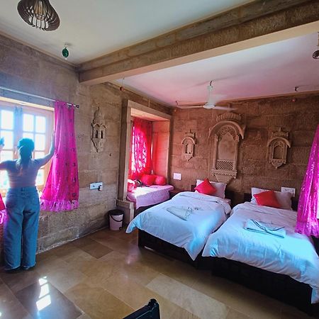Mud Mirror Guesthouse جيلسامر المظهر الخارجي الصورة
