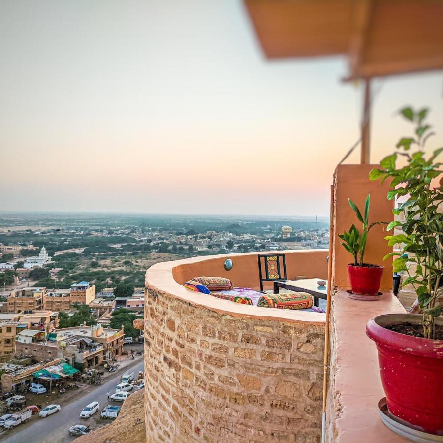 Mud Mirror Guesthouse جيلسامر المظهر الخارجي الصورة