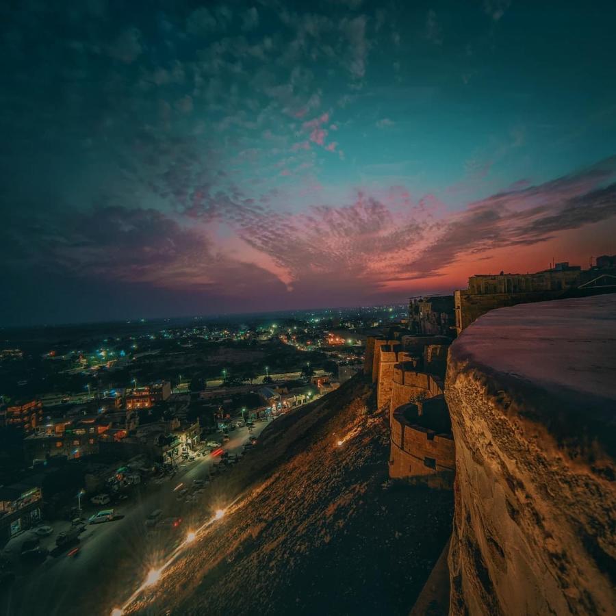 Mud Mirror Guesthouse جيلسامر المظهر الخارجي الصورة