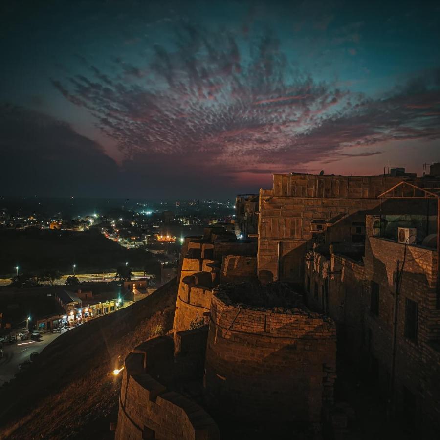 Mud Mirror Guesthouse جيلسامر المظهر الخارجي الصورة
