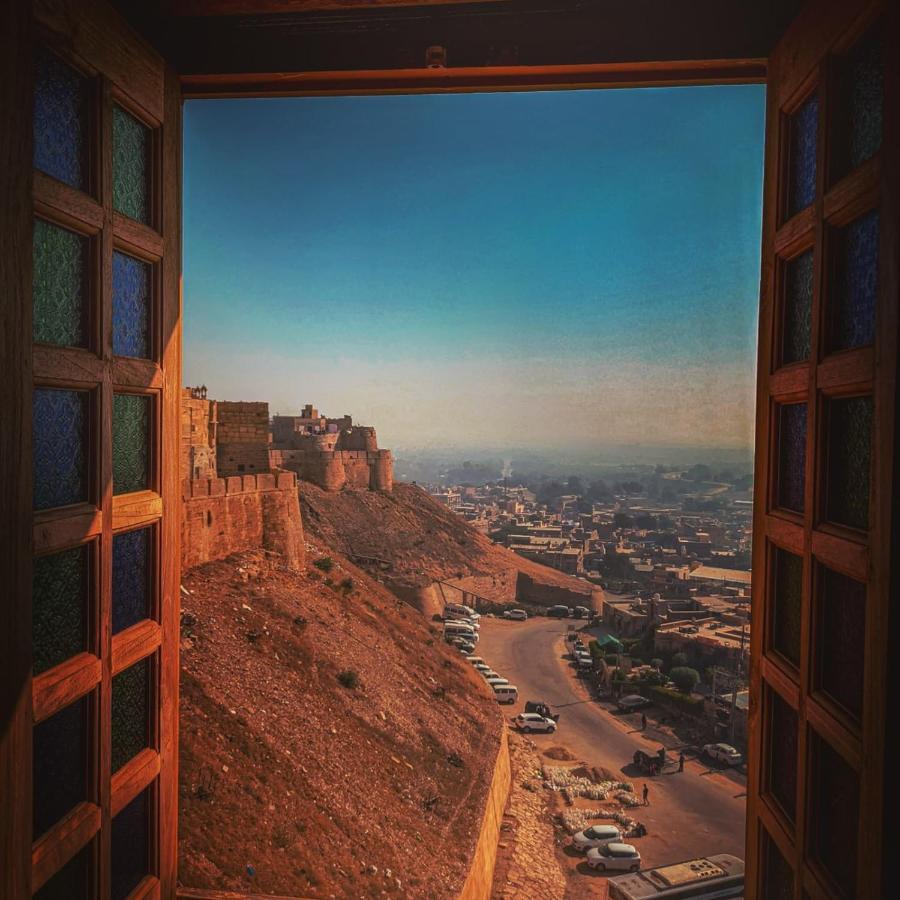 Mud Mirror Guesthouse جيلسامر المظهر الخارجي الصورة
