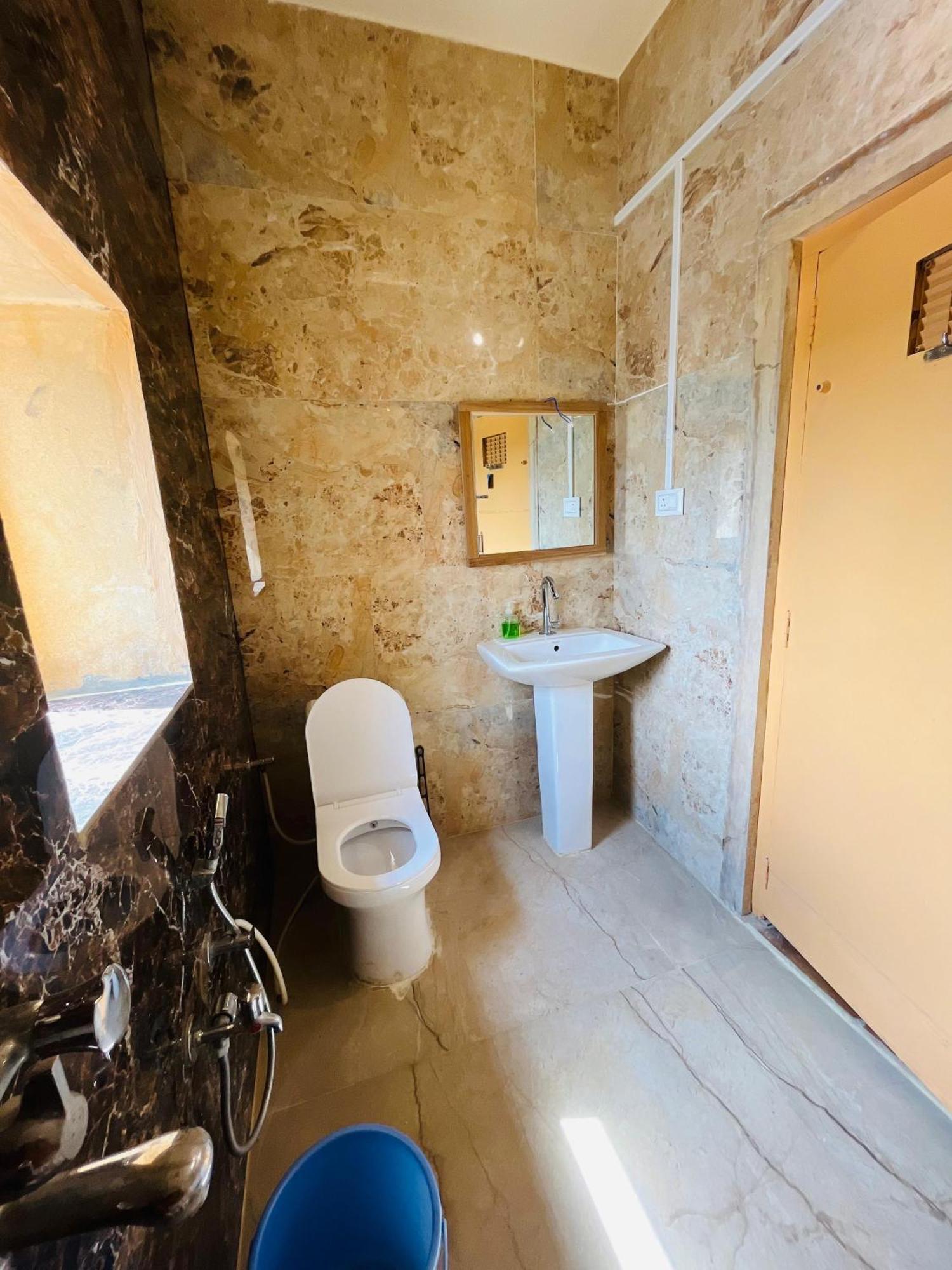 Mud Mirror Guesthouse جيلسامر المظهر الخارجي الصورة