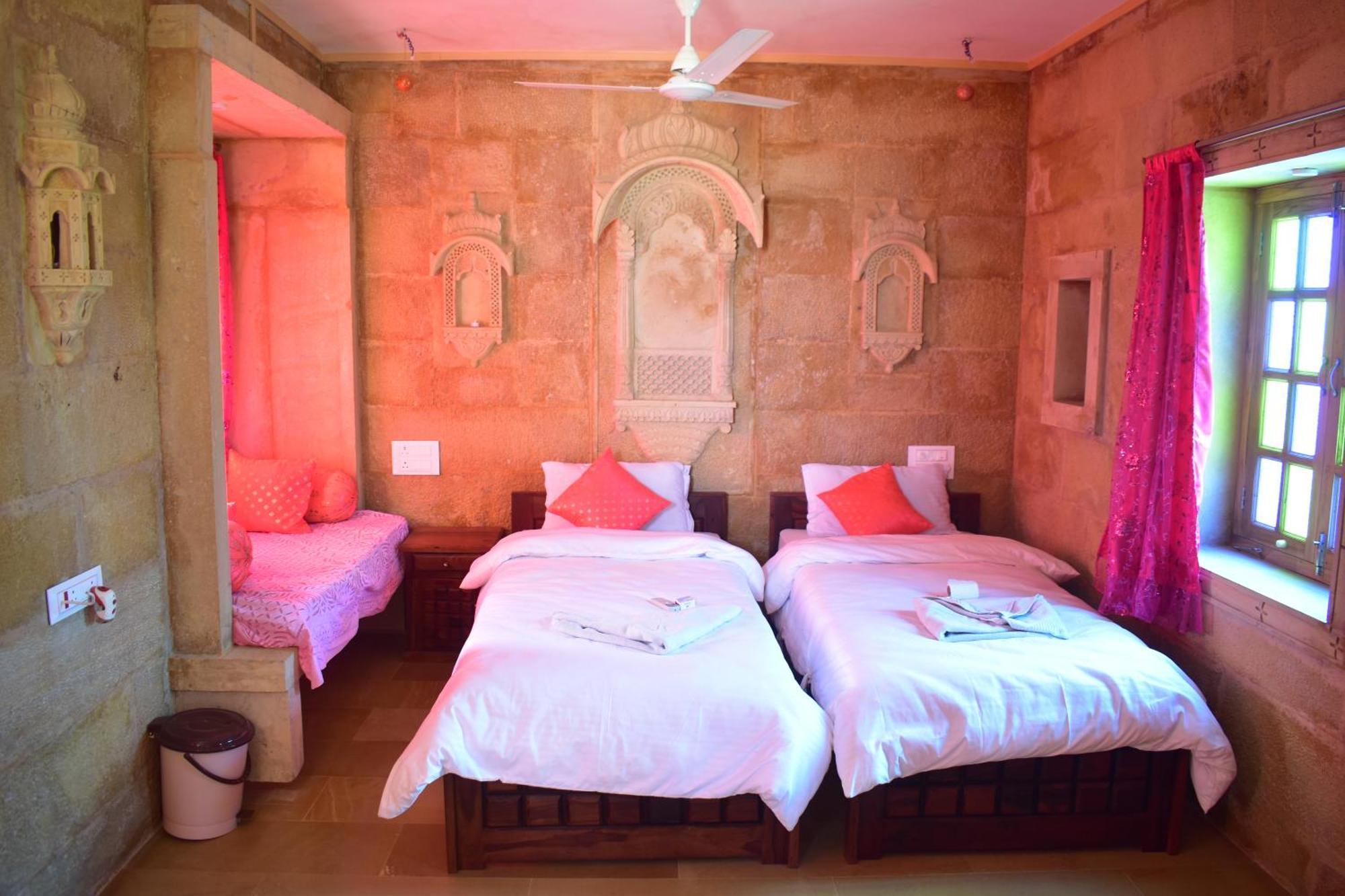 Mud Mirror Guesthouse جيلسامر المظهر الخارجي الصورة