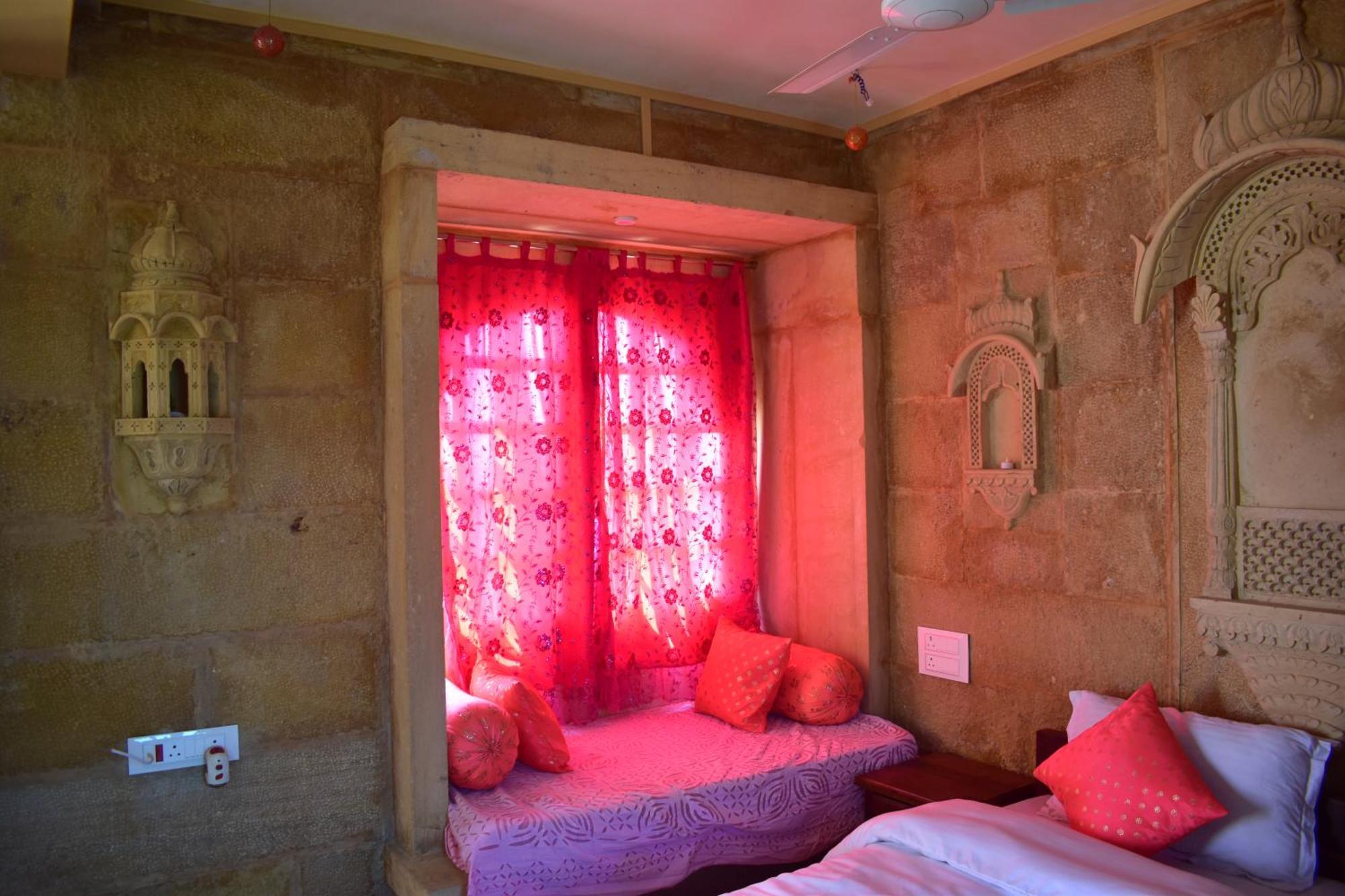 Mud Mirror Guesthouse جيلسامر المظهر الخارجي الصورة