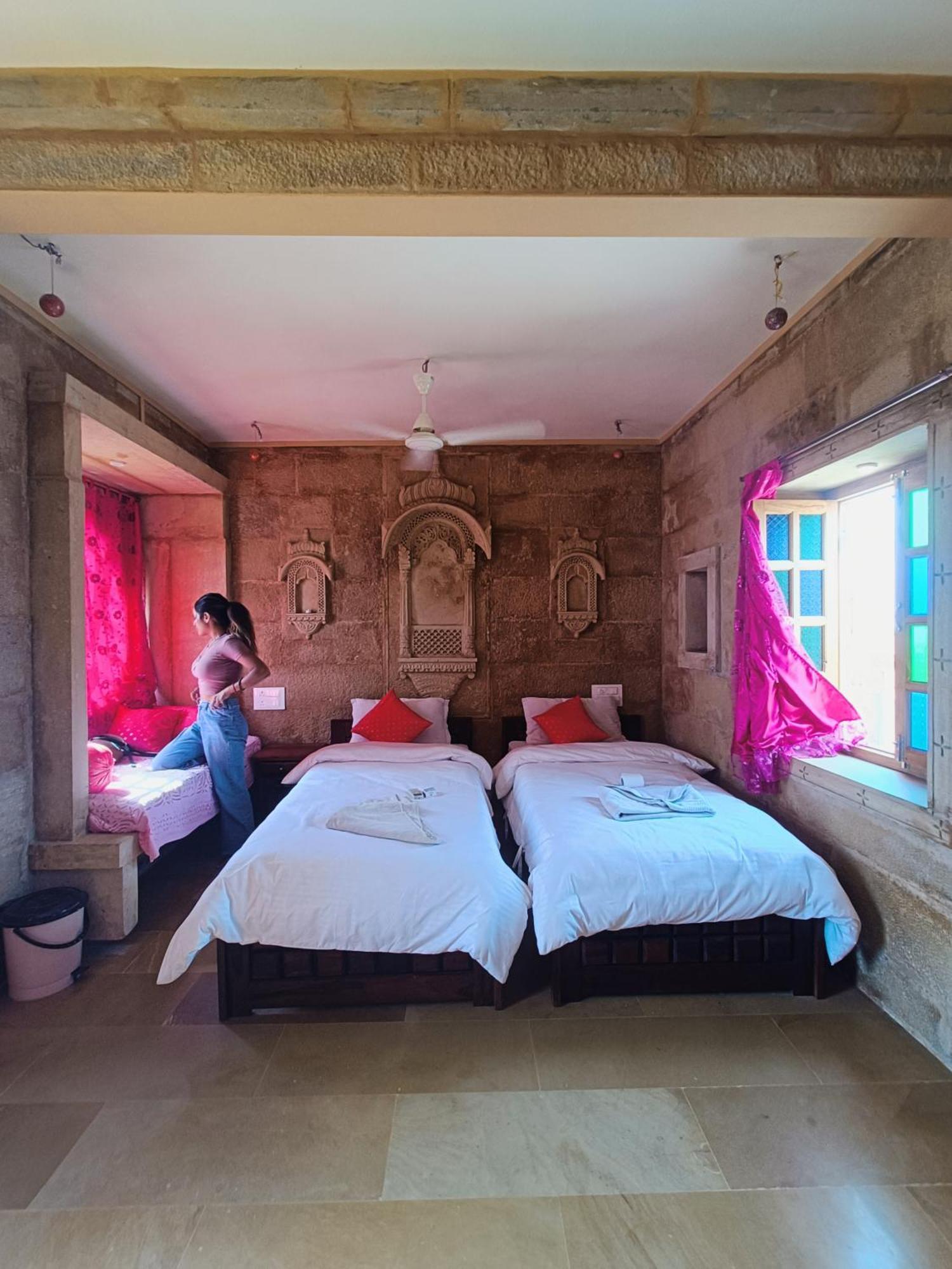 Mud Mirror Guesthouse جيلسامر المظهر الخارجي الصورة