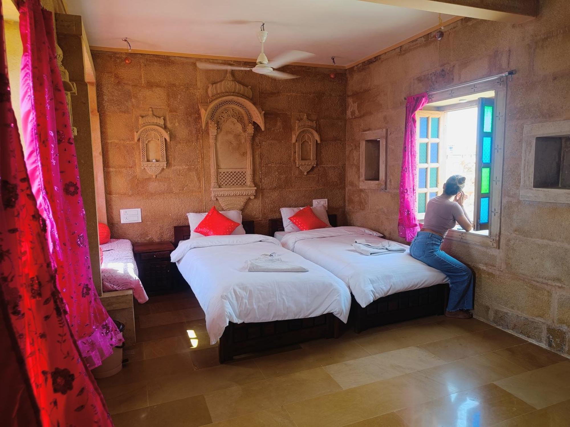 Mud Mirror Guesthouse جيلسامر المظهر الخارجي الصورة