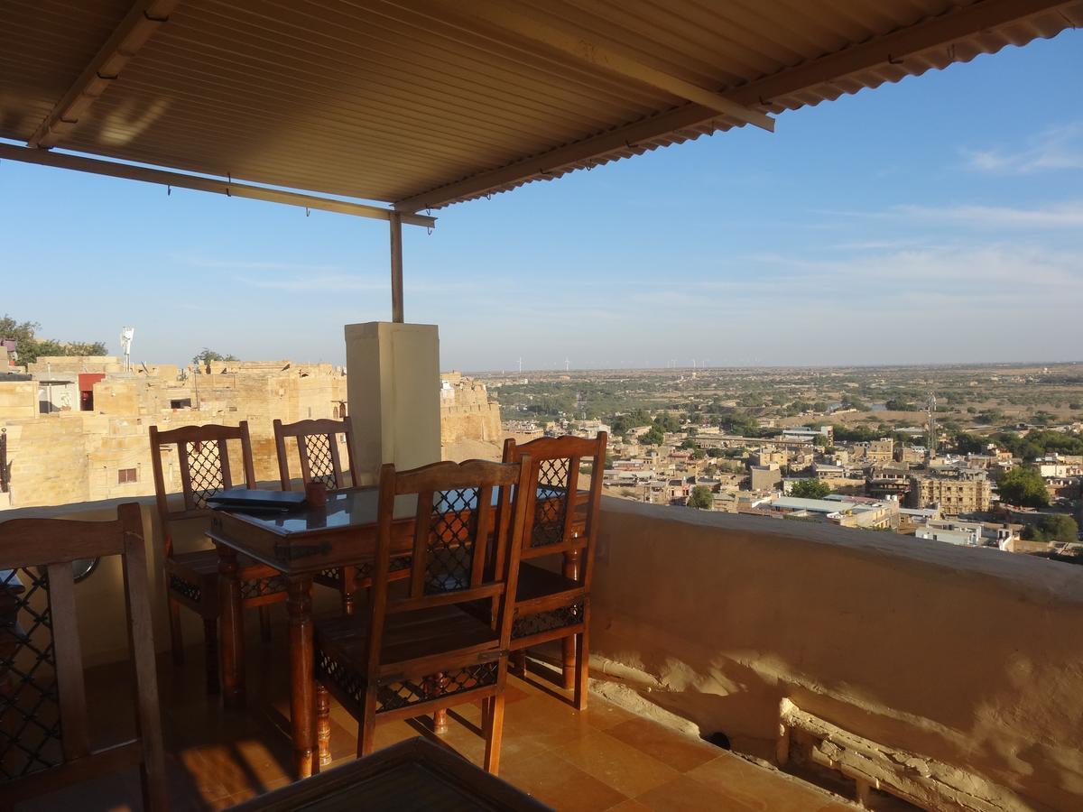 Mud Mirror Guesthouse جيلسامر المظهر الخارجي الصورة